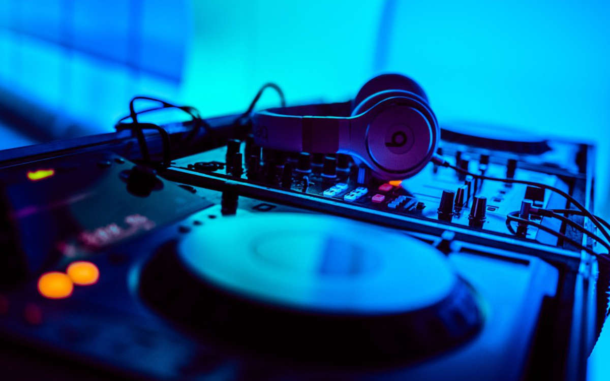 Die Bayreuther Disco Fabrik hat mit einem DJ eine Party über den Dächern Bayreuths aufgenommen. Das Video gibt's hier und auf Facbeook zu sehen. Symbolfoto: Pixabay