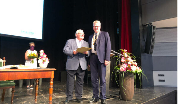 Ernst-Rüdiger Kettel bekommt von Oberbürgermeister Thomas Ebersberger seine Auszeichnung. Foto: Ricarda Schoop