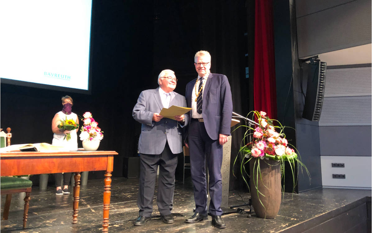 Ernst-Rüdiger Kettel bekommt von Oberbürgermeister Thomas Ebersberger seine Auszeichnung. Foto: Ricarda Schoop