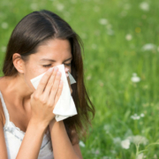 Gräser- und Getreidepollen machen Allergikern im Sommer zu schaffen. Betroffene sollten jetzt aktiv werden und einen Allergologen aufsuchen. Foto: djd/Bencard Allergie/Getty Images/4FR