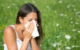 Gräser- und Getreidepollen machen Allergikern im Sommer zu schaffen. Betroffene sollten jetzt aktiv werden und einen Allergologen aufsuchen. Foto: djd/Bencard Allergie/Getty Images/4FR
