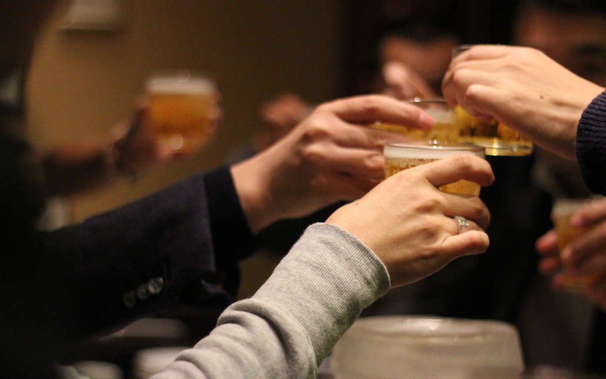 Mehrere Menschen wurden trinkend in einer Gaststätte in Bayreuth erwischt: Ein Verstoß gegen die Corona-Regeln. Symbolfoto: Pixabay
