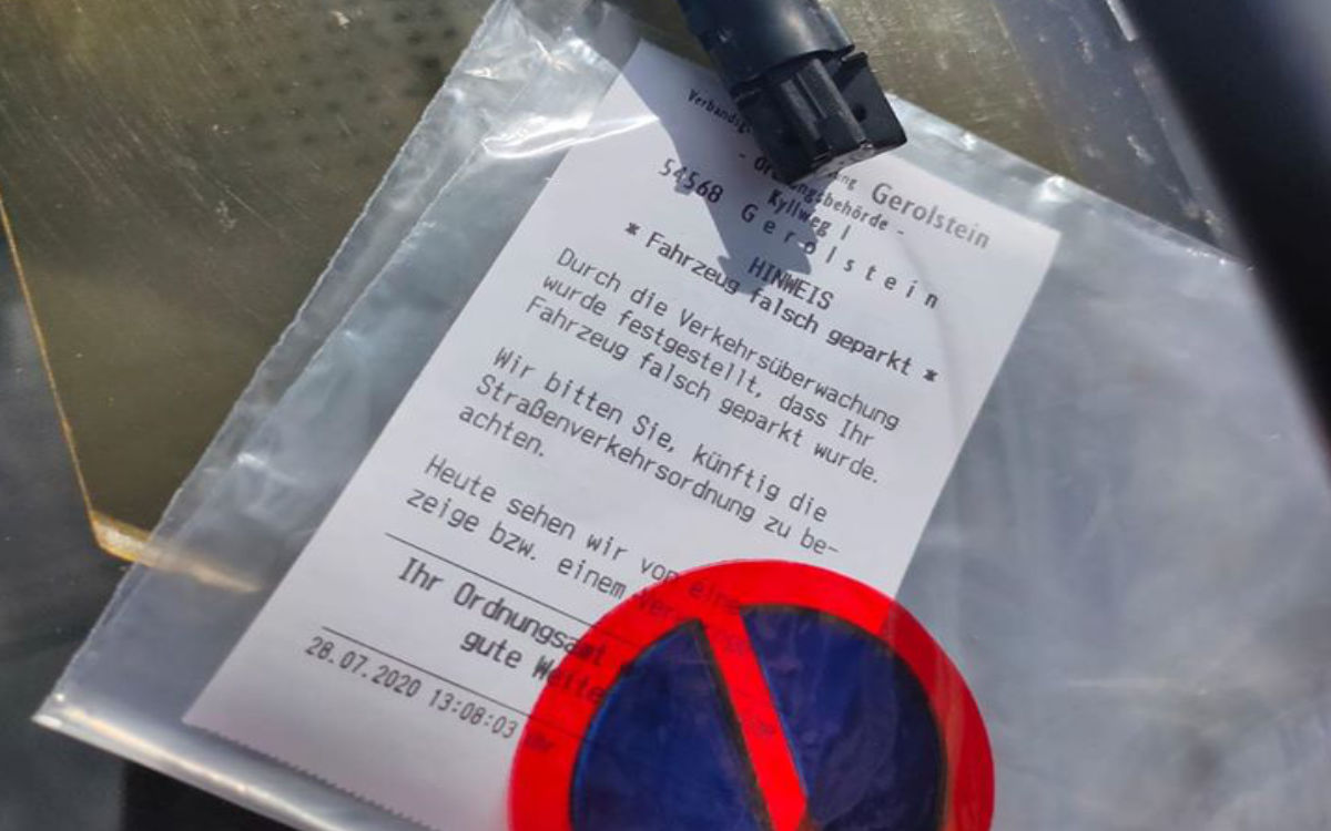 Ein Rettungshubschrauber hat bei einem Einsatz in Gerolstein einen Strafzettel erhalten. Das Ordnungsamt hat sich einen Scherz erlaubt. Foto: Johanniter Luftrettung
