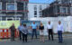 Die Verantwortlichen des Wohnquartiers im Stadtteil Kreuz vor den Modulhäusern Foto: Markus Krebs