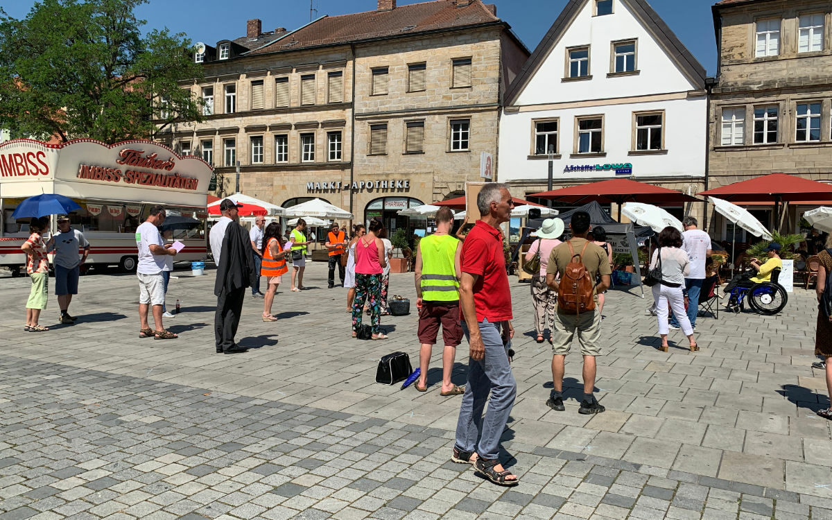 Auf dem Bayreuther Marktplatz demonstrierten am Samstag (8.8.2020) Menschen gegen die Corona-Maßnahmen. Foto: Katharina Adler