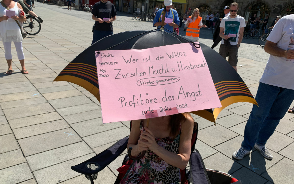 Die Demonstranten haben auch Plakate in Bayreuth dabei. Foto: Katharina Adler
