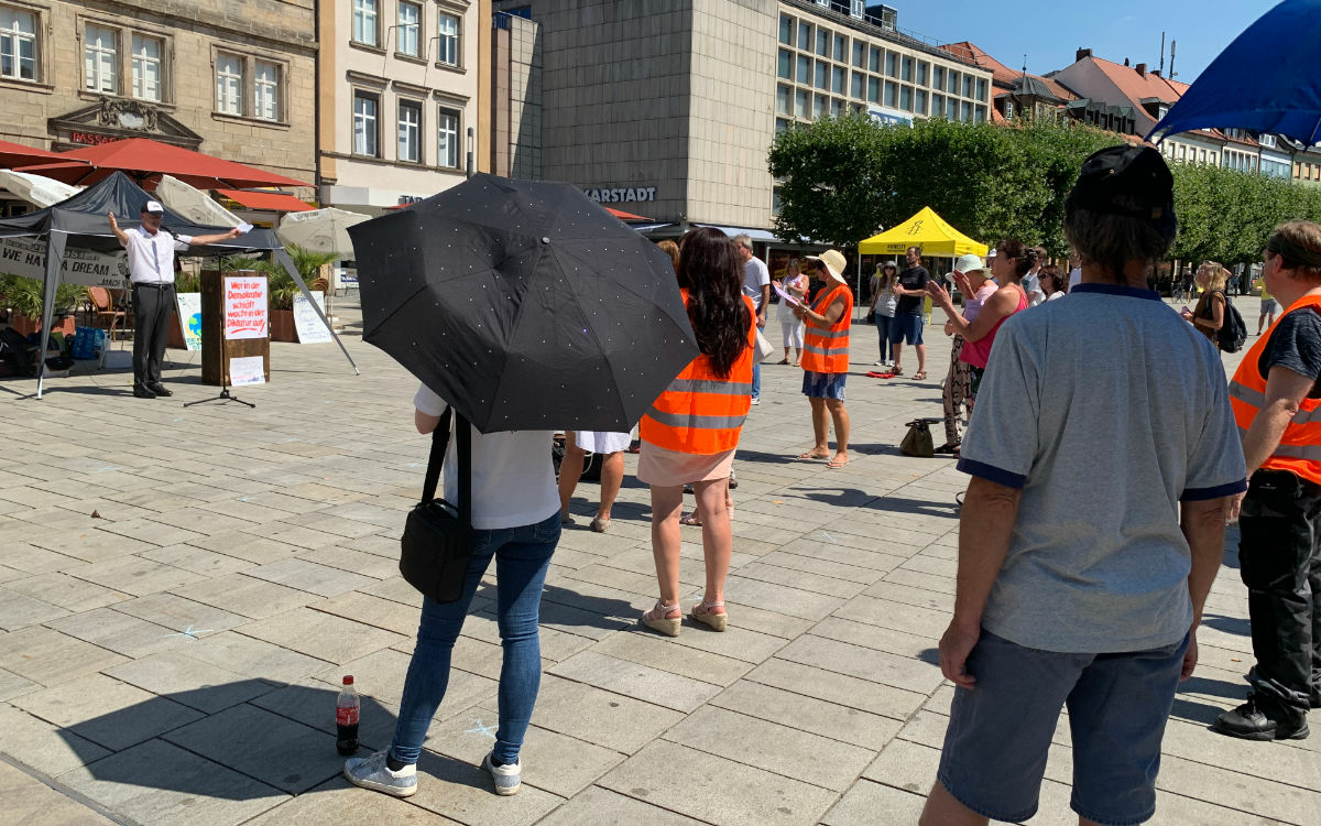 Auf dem Bayreuther Marktplatz demonstrierten am Samstag (8.8.2020) Menschen gegen die Corona-Maßnahmen. Foto: Katharina Adler