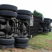 Bei einem Unfall in Oberfranken kippte ein Lkw seitlich um und verlor dabei seine Ladung. Foto: pixabay