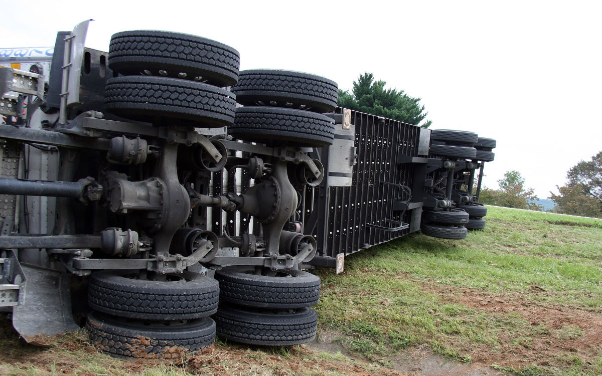 Bei einem Unfall in Oberfranken kippte ein Lkw seitlich um und verlor dabei seine Ladung. Foto: pixabay