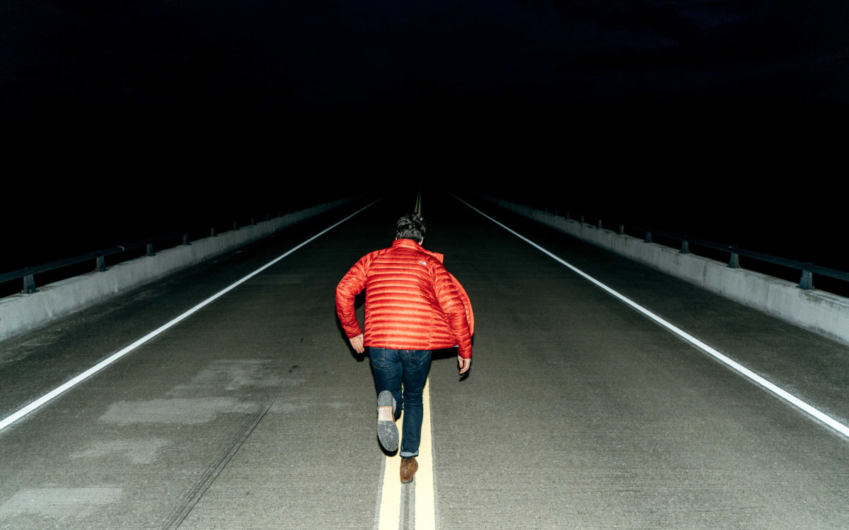 Ein Mann rennt auf der Straße weg. Foto: Joshua Ness/unsplash
