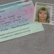 Der neue und der alte Personalausweis. Foto: BMI