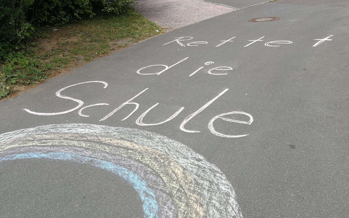 "Rettet die Schule" steht mit Kreide vor der Grundschule Schnabelwaid. Jetzt setzt sich auch Landrat Florian Wiedemann für den Erhalt der Schule ein. Foto: privat