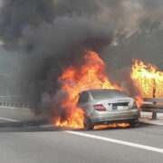 Der Mercedes stand komplett in Flammen. Foto: Feuerwehr Bindlach