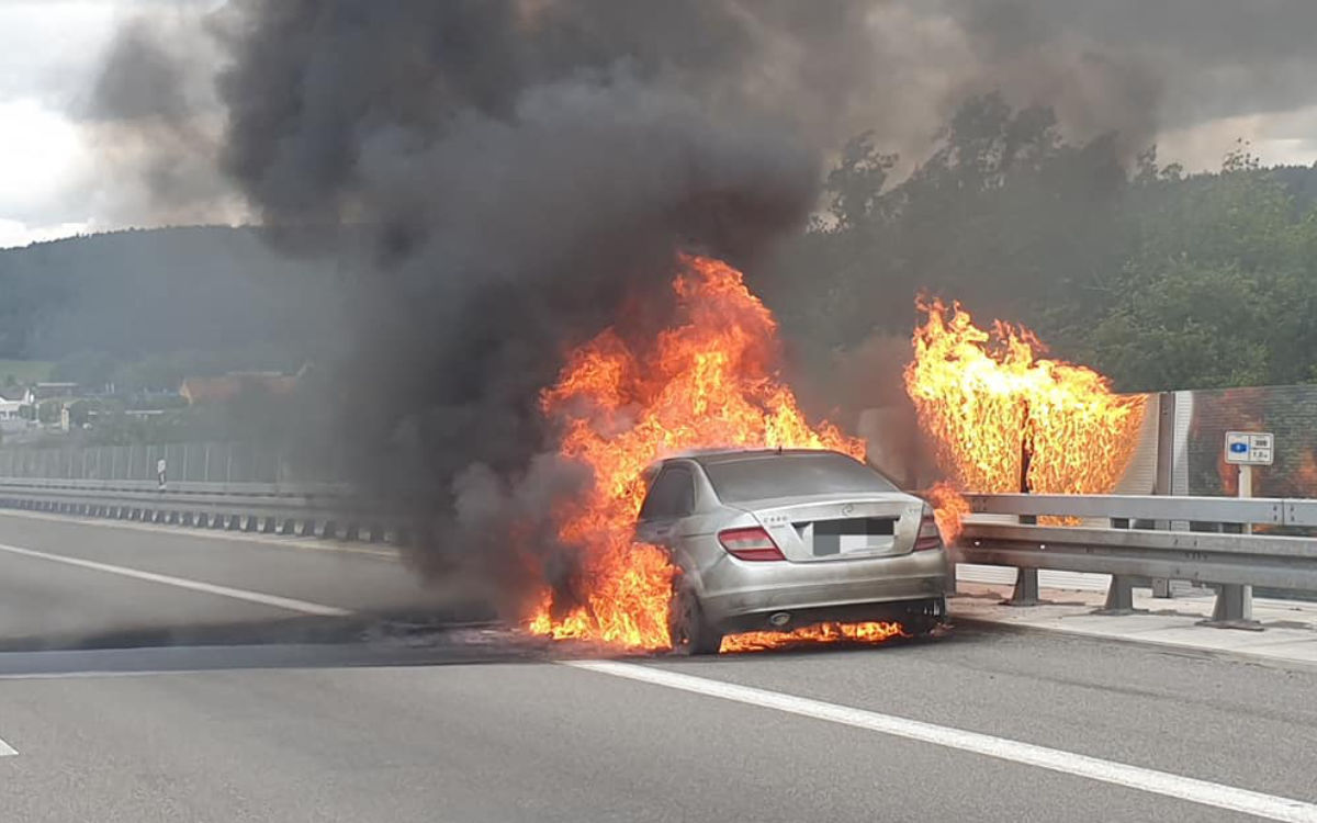 Der Mercedes stand komplett in Flammen. Foto: Feuerwehr Bindlach