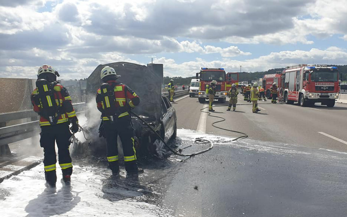 Die Feuerwehr Bindlach löscht den brennenden Mercedes. Foto: Feuerwehr Bindlach
