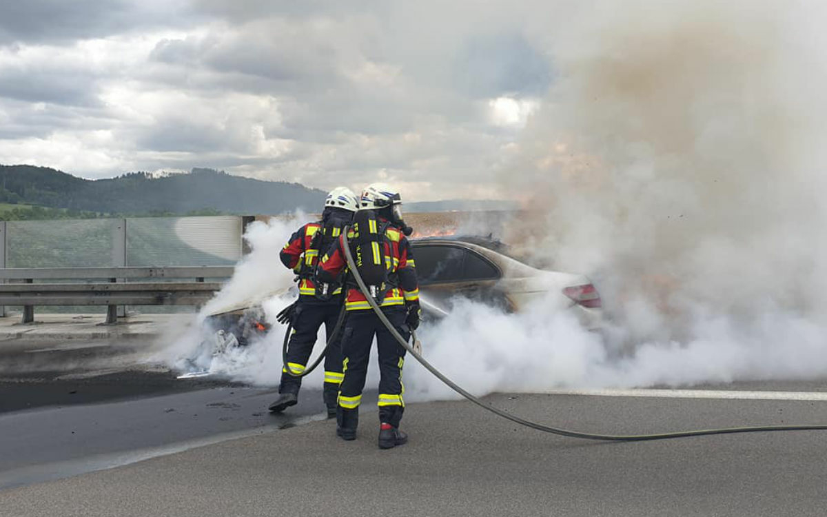 Die Feuerwehr Bindlach löscht den brennenden Mercedes. Foto: Feuerwehr Bindlach
