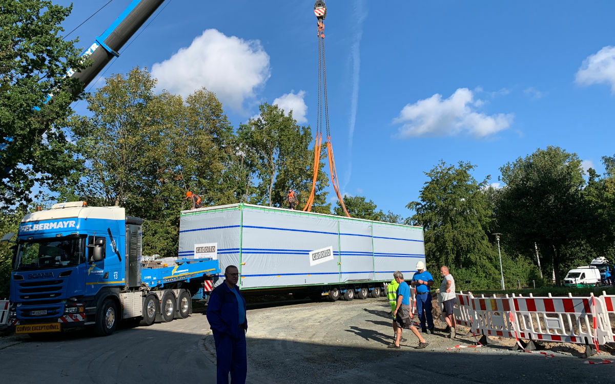 Der Kran hebt das Modulbauteil vom Laster und setzt es auf das Fundament am Gelände des BKH Bayreuth. Foto: Katharina Adler