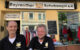 Vorsitzender Detlef Dehnert und Kassenwart Peter Meisel (v.li.) von Schutzengel e.V. stehen vor dem Vereinsgeschäft. Foto: Katharina Adler