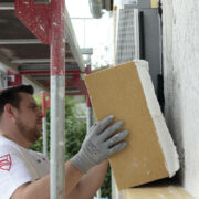 Eine Fassaden-Dämmung aus Holzfaser hüllt das Haus schützend ein. Foto: Foto: vdnr/akz-o