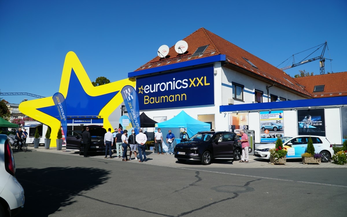 Euronics Baumann in Bayreuth: Normalerweise kauft man da Handys, Computer oder Kühlschränke. Jetzt gibts da auch Autos. Foto: Raphael Weiß