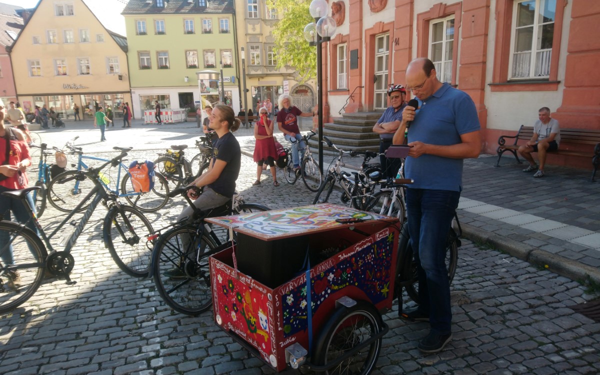 Am Sonntagnachmittag (20.9.2020) haben rund 80 große und kleine Radfahrer in Bayreuth für mehr Sicherheit im Straßenverkehr demonstriert. Foto: Raphael Weiß