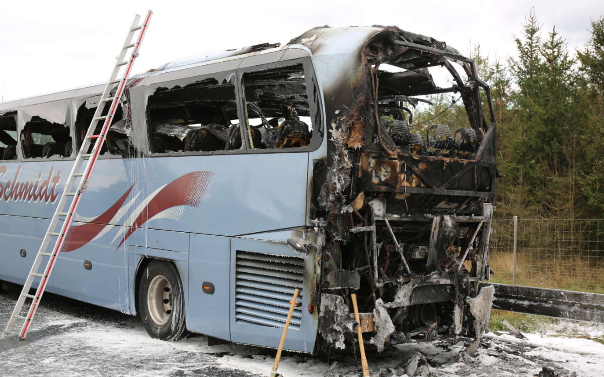 Auf der A93 ist am Freitag (25.9.2020) ein Reisebus in Brand geraten. Foto: News 5/Fricke