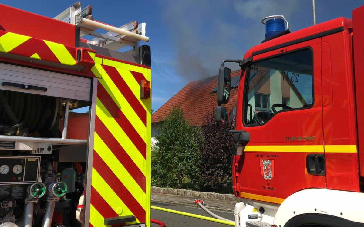 Die Feuerwehr löscht in Kulmbach ein brennendes Haus. Foto: Raphael Weiß