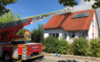Die Feuerwehr löscht in Kulmbach ein brennendes Haus. Foto: Raphael Weiß
