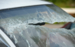Eine Holzplatte ist in Oberfranken auf ein Auto gekracht, hat die Windschutzscheibe beschädigt. Symbolfoto: pixabay