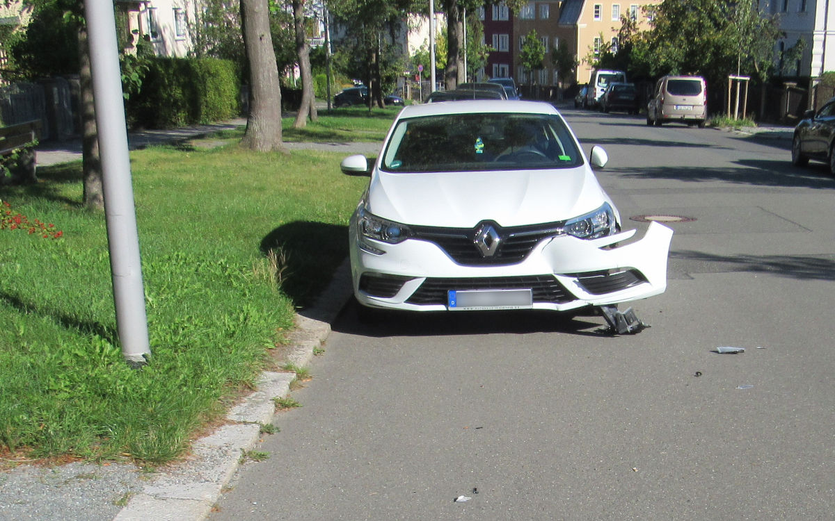 Ein Unbekannter hat den Renault in Hof angefahren und ist danach einfach abgehauen. Foto: Polizei Hof