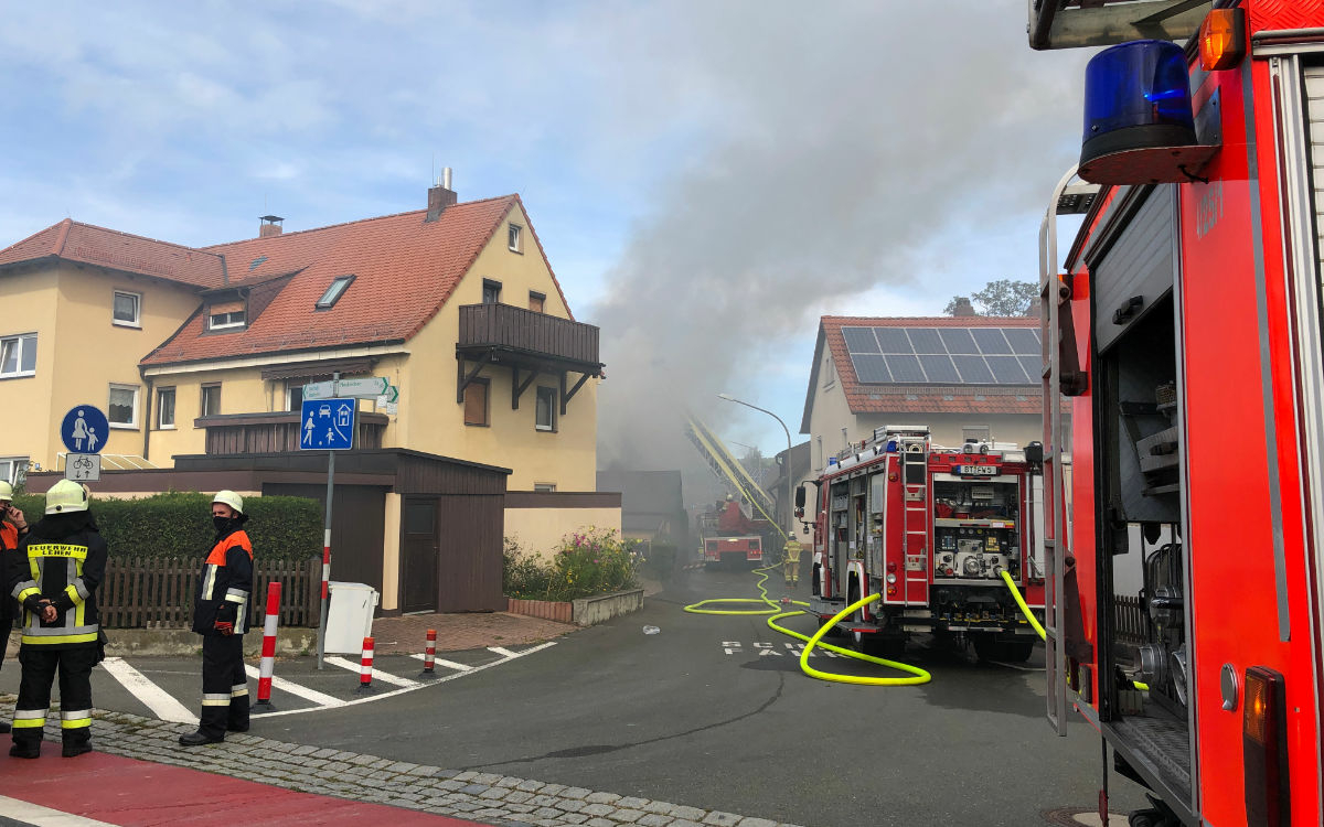 Ein Haus brennt in der Polarstraße im Bayreuther Stadtteil Aichig. Foto: Katharina Adler