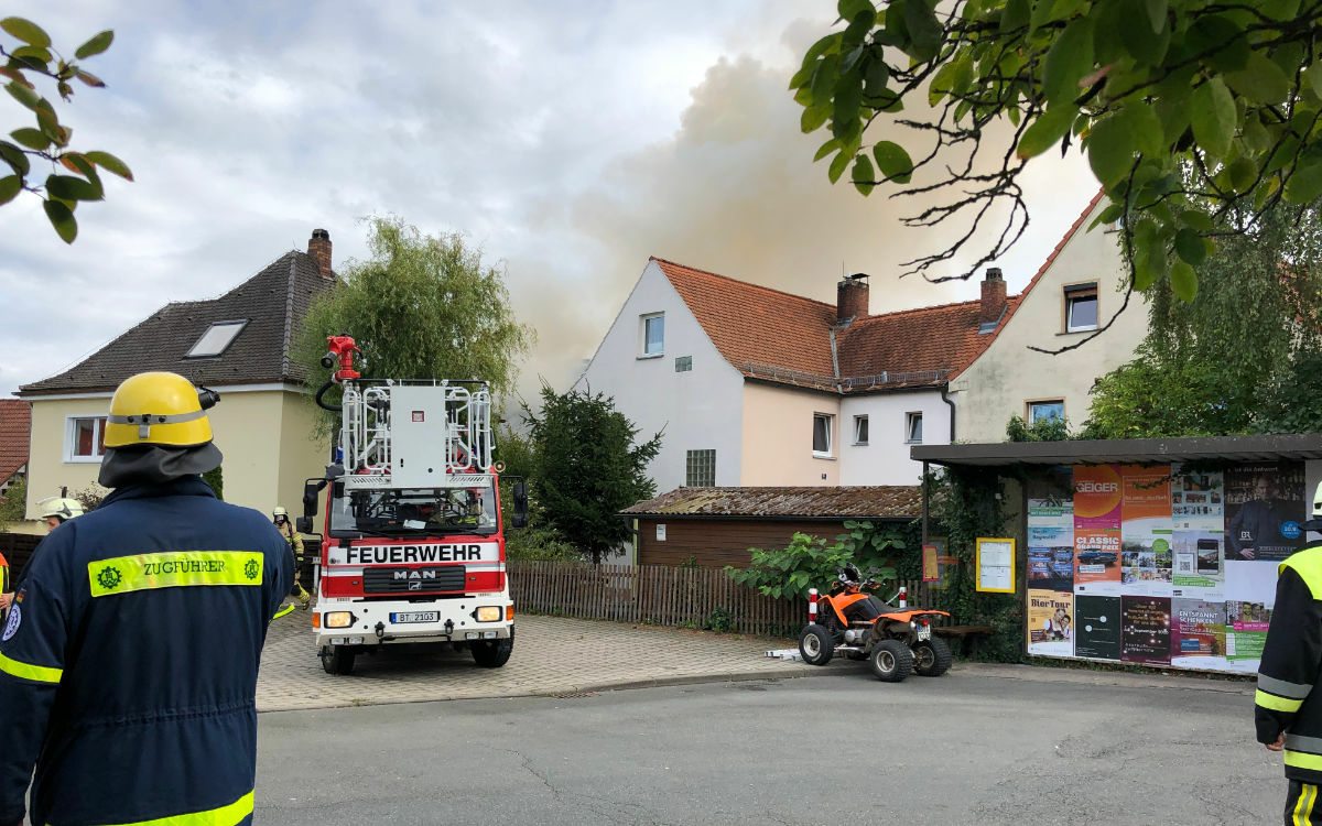 Ein Haus brennt in der Polarstraße im Bayreuther Stadtteil Aichig. Foto: Katharina Adler