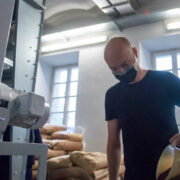 Hobbybrauer Christoph Wolfrum beim Malzschroten in der Brauwerkstatt der Maisel-Brauerei