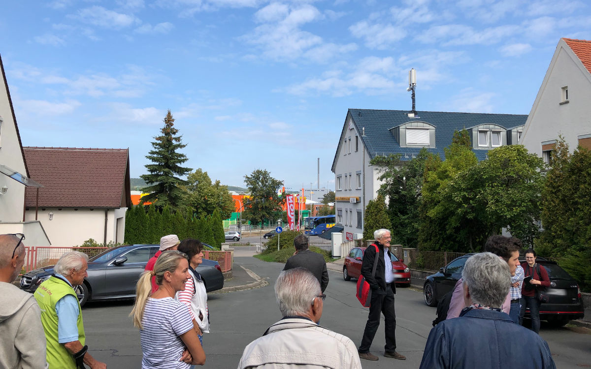 Mehrere Anwohner aus dem Bereich der Breslaustraße in Bayreuth trafen sich mit Politikern der Grünen zu einer Ortsbegehung. Grund dafür ist der Verkehrslärm durch die Hochbrücke und die B85. Foto: Katharina Adler