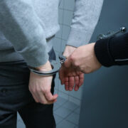 Nach dem Verdacht auf versuchte Tötung sitzen drei Männer aus Oberfranken in Untersuchungshaft. Symbolbild: Pixabay