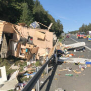 Unfall im Landkreis Bayreuth: Trümmerteile fliegen auf die Fahrbahn, ein Wohnmobil wurde von der Straße geschleudert. Foto: News5