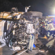 Auf der A70 in Richtung Bayreuth ist bei Thurnau ein Lkw umgekippt. Es kam zu mehreren Folgeunfällen. Drei Personen wurden verletzt. Foto: News 5/Holzheimer