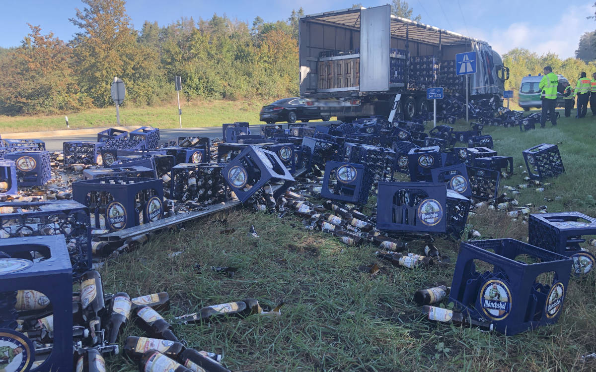Ein Lkw hat am Montag (28.9.2020) bei Neudrossenfeld mehrere Bierkästen und -flaschen verloren. Foto: Frederik Eichstädt
