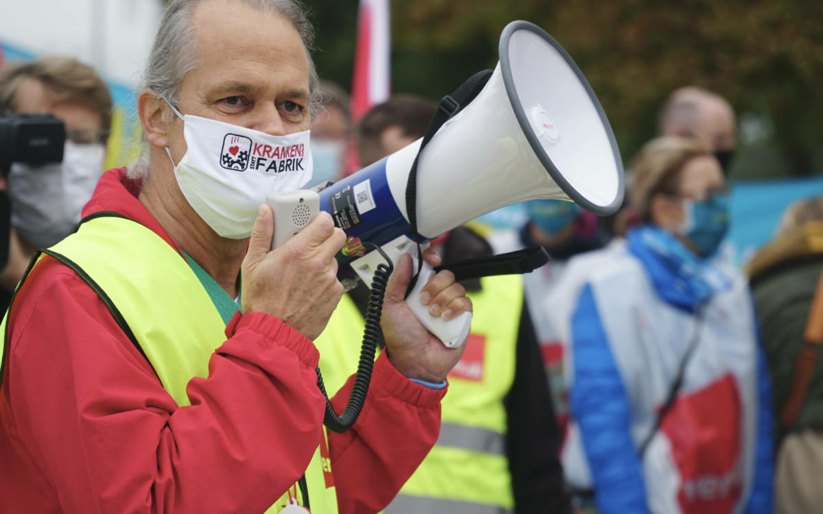 Streik in Bayreuth: Angestellte des Klinikums haben die Arbeit niedergelegt und demonstrieren. Foto: Raphael Weiß
