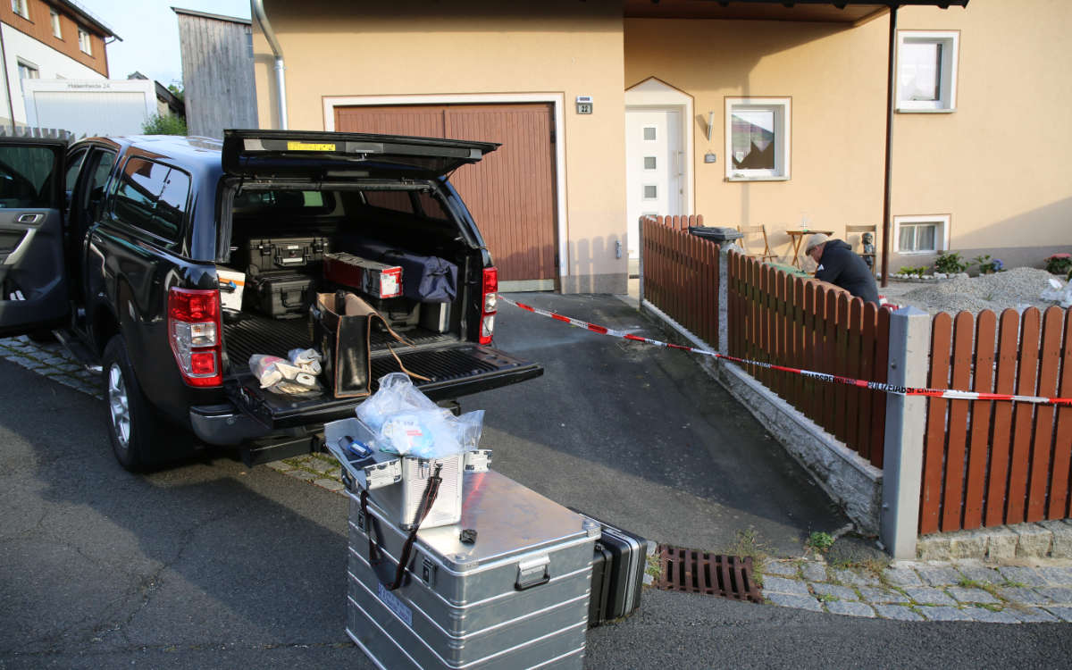 Bei einem Einfamilienhaus in Oberfranken wurde am Freitagnachmittag (2.10.2020) ein Sprengsatz gefunden. Foto: News5/Frische