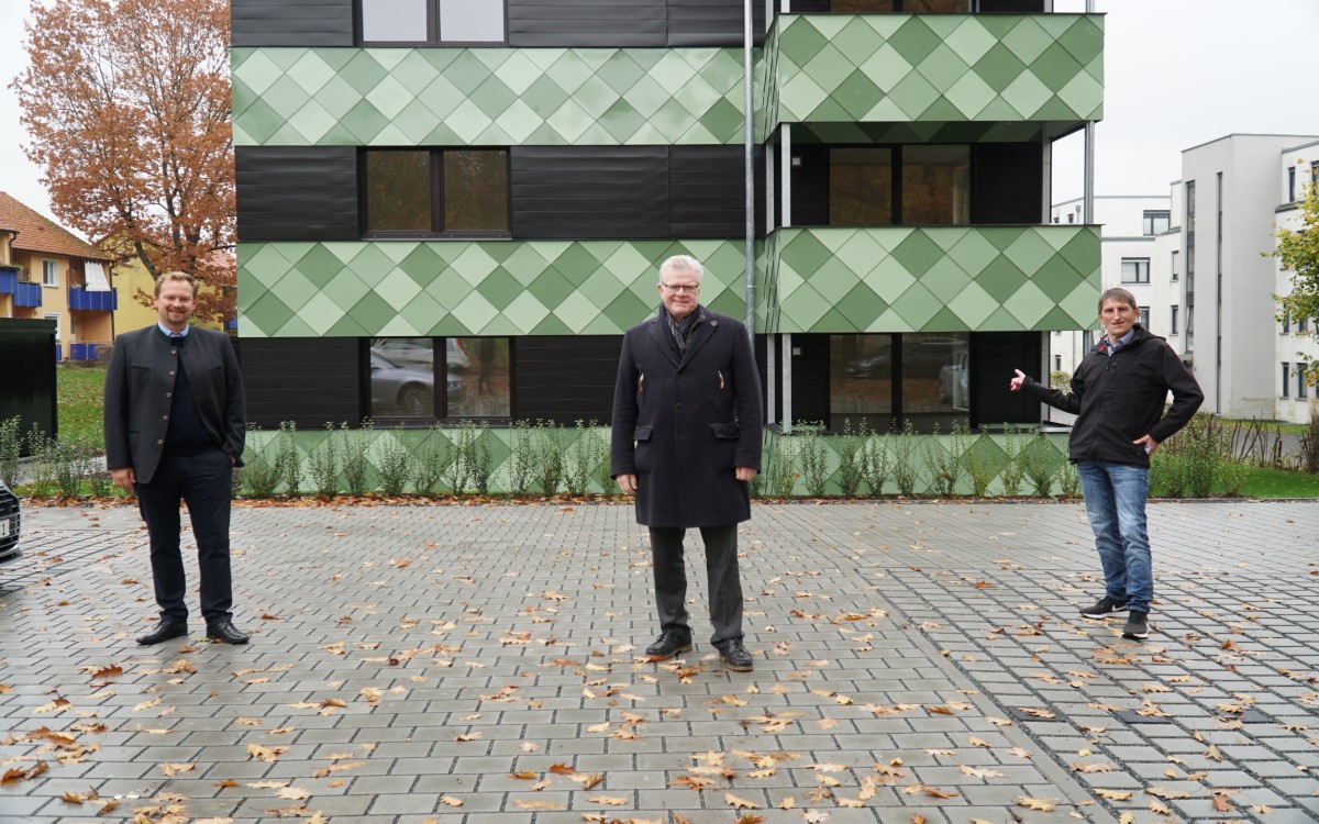 Am Mittwoch (28.10.2020) hat die GEWOG Bayreuth eine neue Wohnanlage am Grünen Hügel vorgestellt. (von links): Architekt Maximilan Küfner, Oberbürgermeister Thomas Ebersberger, GEWOG-Geschäftsführer Uwe Proschka. Foto: Raphael Weiß