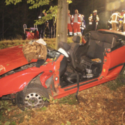 Im Landkreis Bayreuth ist ein Auto gegen einen Baum gekracht. Die Feuerwehr musste das Dach des Autos abnehmen, um die Insassen zu befreien. Foto: News5/Holzheimer