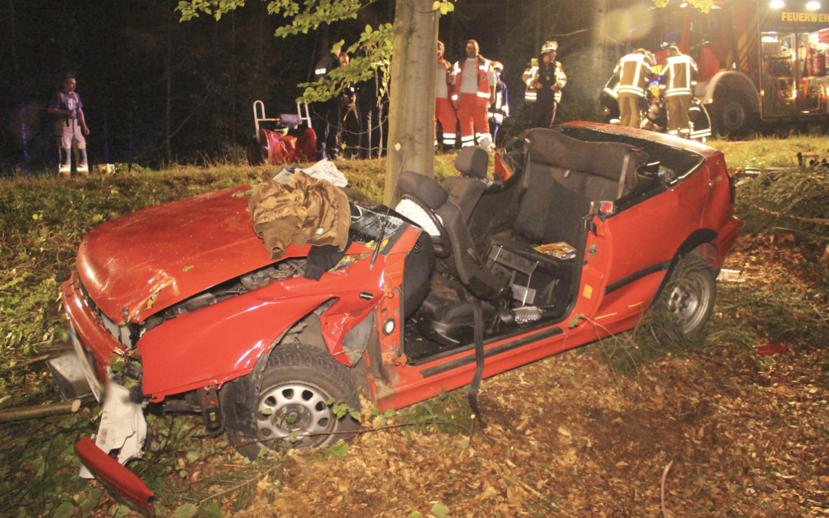 Im Landkreis Bayreuth ist ein Auto gegen einen Baum gekracht. Die Feuerwehr musste das Dach des Autos abnehmen, um die Insassen zu befreien. Foto: News5/Holzheimer