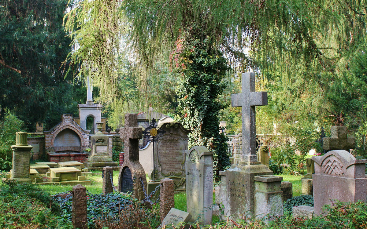 Die Diebe haben auf einem Friedhof bei Kulmbach zugeschlagen. Symbolfoto: Pixabay
