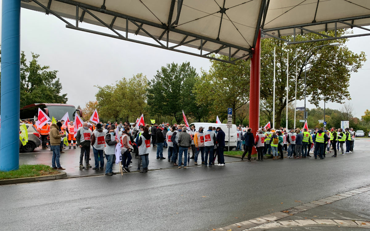 Großer Streik in Bayreuth: Über 250 Menschen haben sich in Bayreuth versammelt, um zu streiken. Foto: Katharina Adler