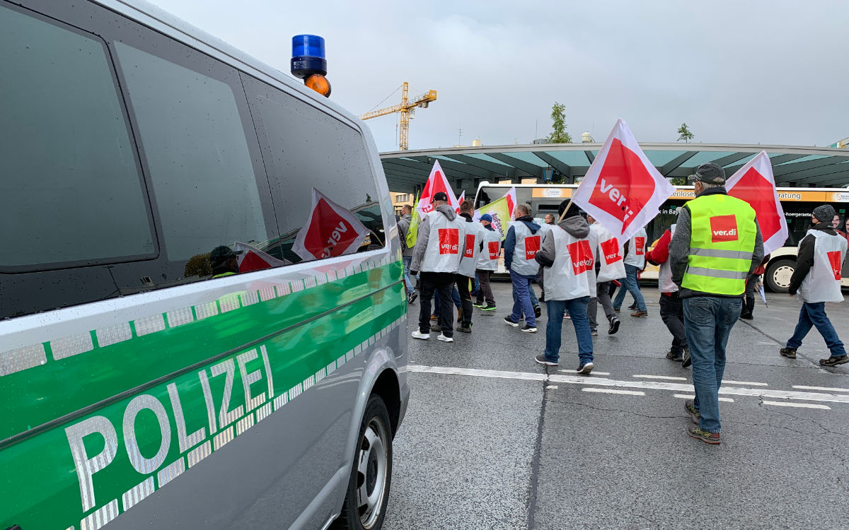 Großer Streik in Bayreuth: Über 250 Menschen haben sich in Bayreuth versammelt, um zu streiken. Foto: Katharina Adler