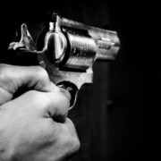 Ein Unbekannter mit Schusswaffe hat in Franken einen Händler überfallen. Symbolbild: pixabay