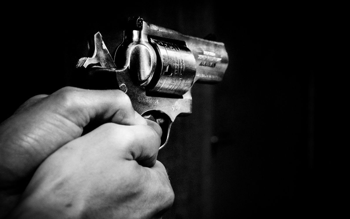Ein Mensch hält einen Revolver. Foto: pixabay