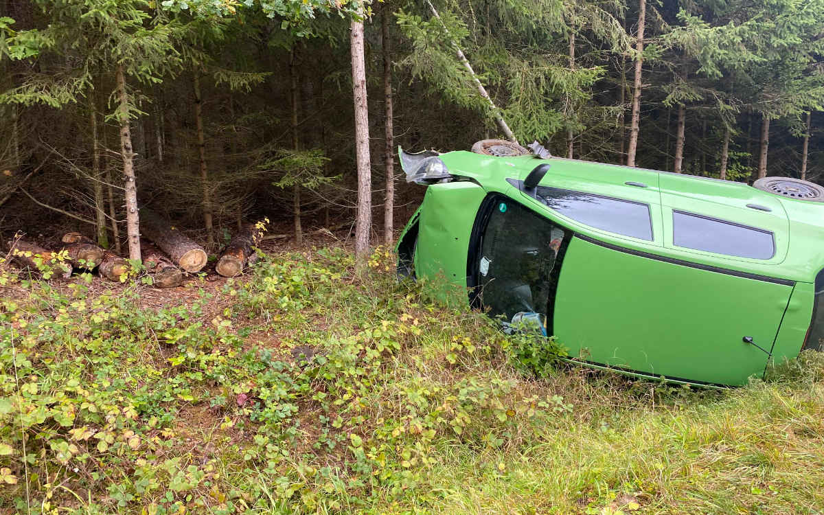 Bei Creußen im Kreis Bayreuth ist am Samstag, 17. Oktober 2020, ein Unfall geschehen. Der Fahrer wollte nach ersten Informationen einem Reh ausweichen. Foto: News5/ Holzheimer