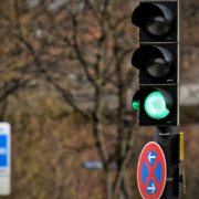 Ein Auto ist in Franken gegen eine Ampel gefahren - von der fehlt jetzt jede Spur. Symbolfoto: pixabay
